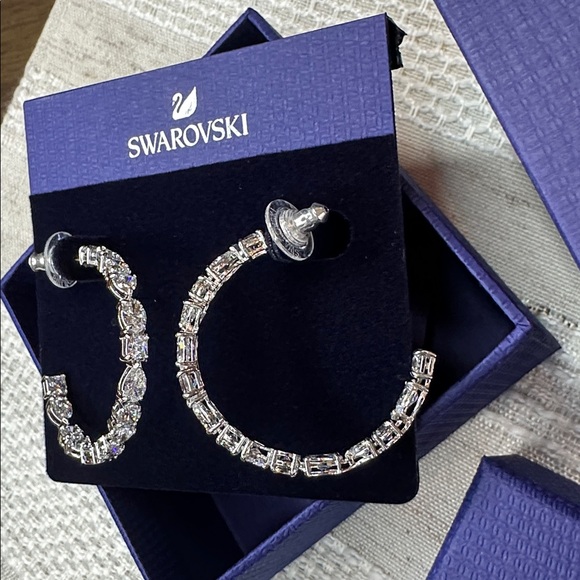 Swarovski Tennis Deluxe hoop earrings
Mixed crystals cut, White, Rhodium plated - Picture 10 of 11